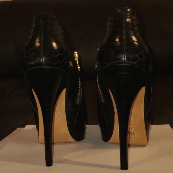 🎉HP🎉 Michael Kors black platform ankle boots.Sz 8.5. NWOT.  Leather-gold trim - Picture 4 of 10